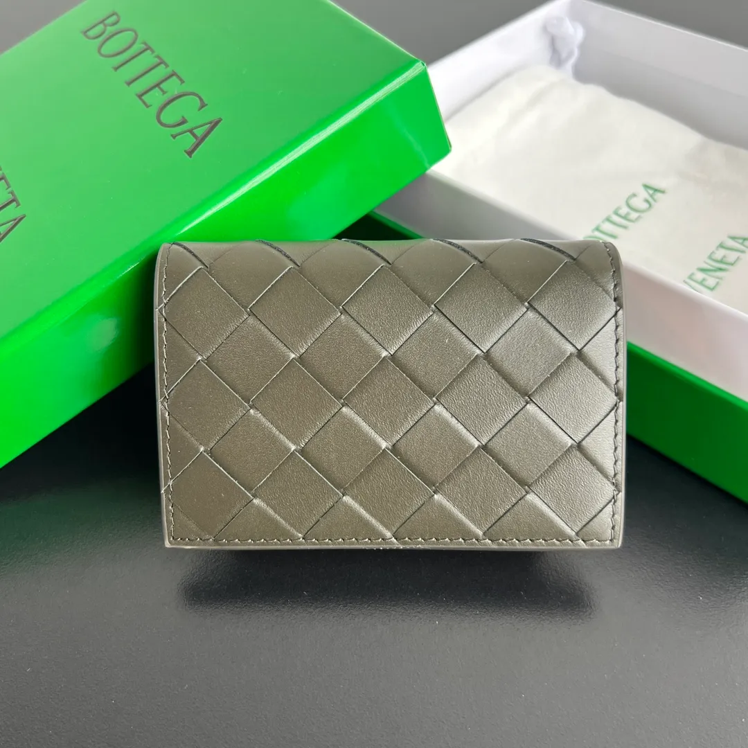 #2023 New Business Card Holder, 605720 The simple yet high-end feeling is definitely the BV woven bag. It is made of imported cowhide material. It is comfortable and textured. The business card is opened and closed with a flip cover. It is durable. There are two compartments inside. It can hold the daily amount of cards. Multiple color options. It is very suitable to be placed in a small bag for spring and summer. Exquisite and practical [happy] [happy] Size: 11x7.5x2.5 P520